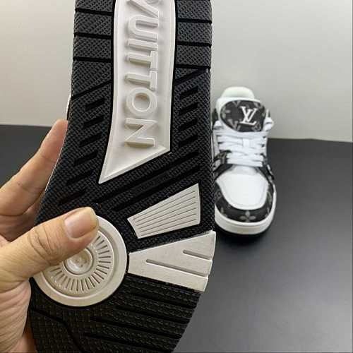 LV TRAINER BLACK